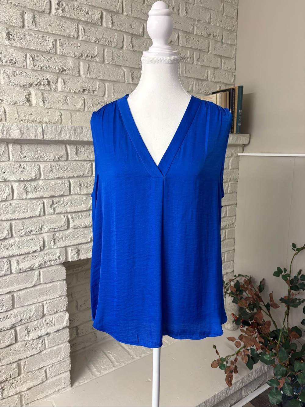 NWT Vince Camuto Cobalt Blue Sleeveless Rumple V-Neck Blouse - Size Large